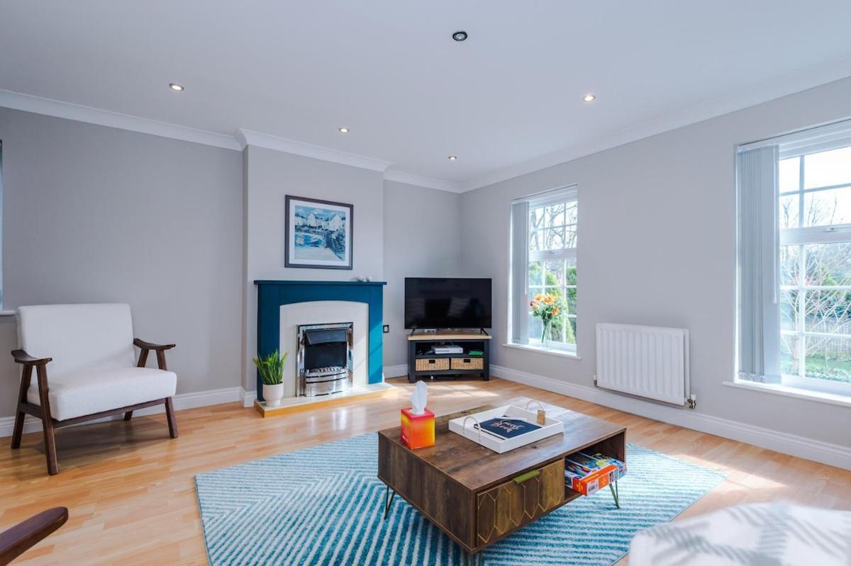 Charming Townhome Retreat, Close To Holiday home Manchester